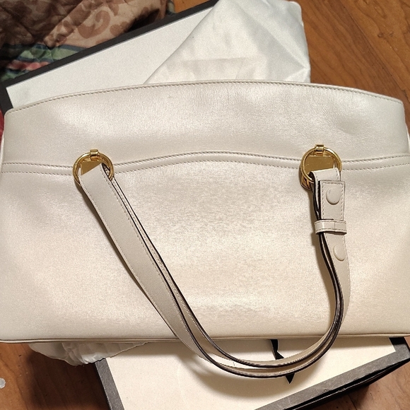 Gucci Cream Leather Shoulder Bag with Gold Accents - Picture 5 of 5